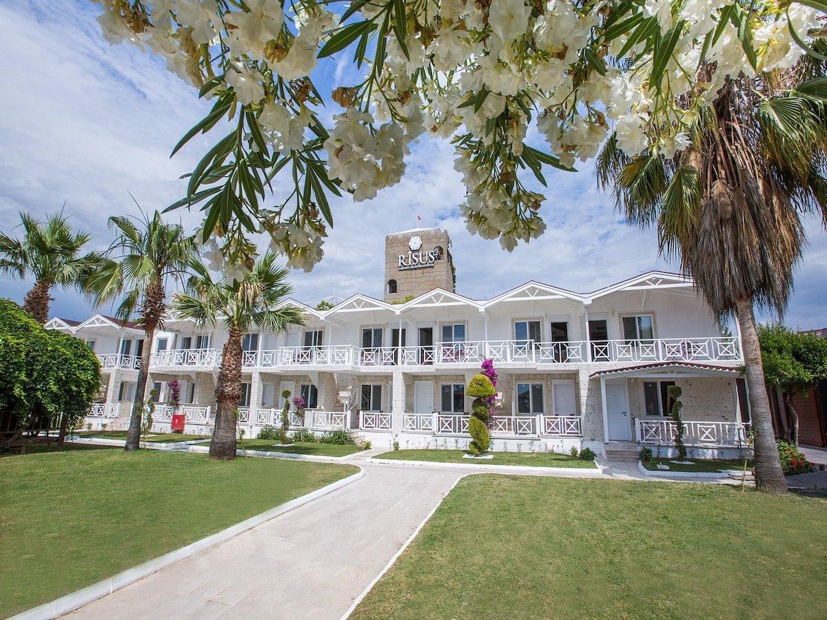 Risus Beach Resort Hotel / Risus Beach Resort Hotel